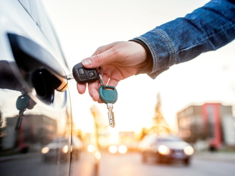 woman-with-car-key